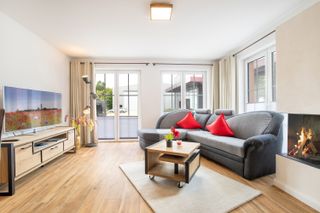 Alte Fischfabrik Lauterbach Hafenliebe offener Wohn-, und Essbereich mit Gaskamin