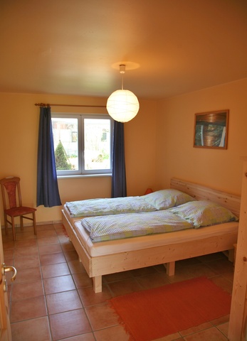 Schlafzimmer mit Fenster nach West