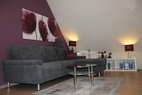 Ferienhaus Müritzblick 1 Wohnbereich im OG mit TV und Büchern