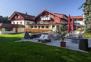 Natur - Landhaus Krone Gartenterrasse Naturhotel Krone mit Biergarten
