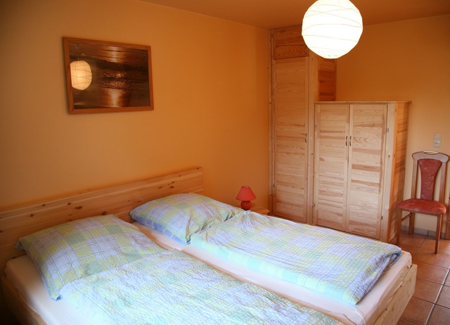 Schlafzimmer mit Doppelbett